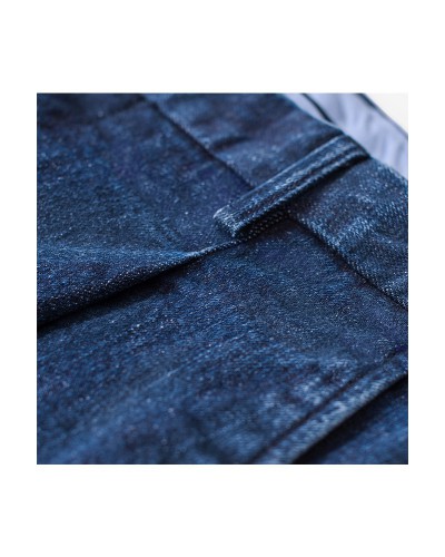 Spodnie jeansowe z japońskiego denimu z zakładkami w kroju klasycznym.